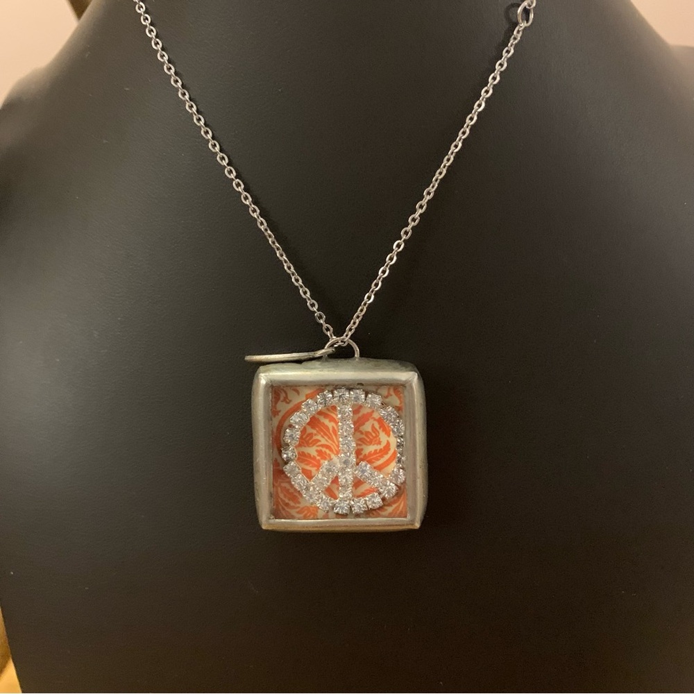 Jewel Kade Vintage Pewter Glitter Orange Peace Sign Pendant and Chain - Picture 9 of 10